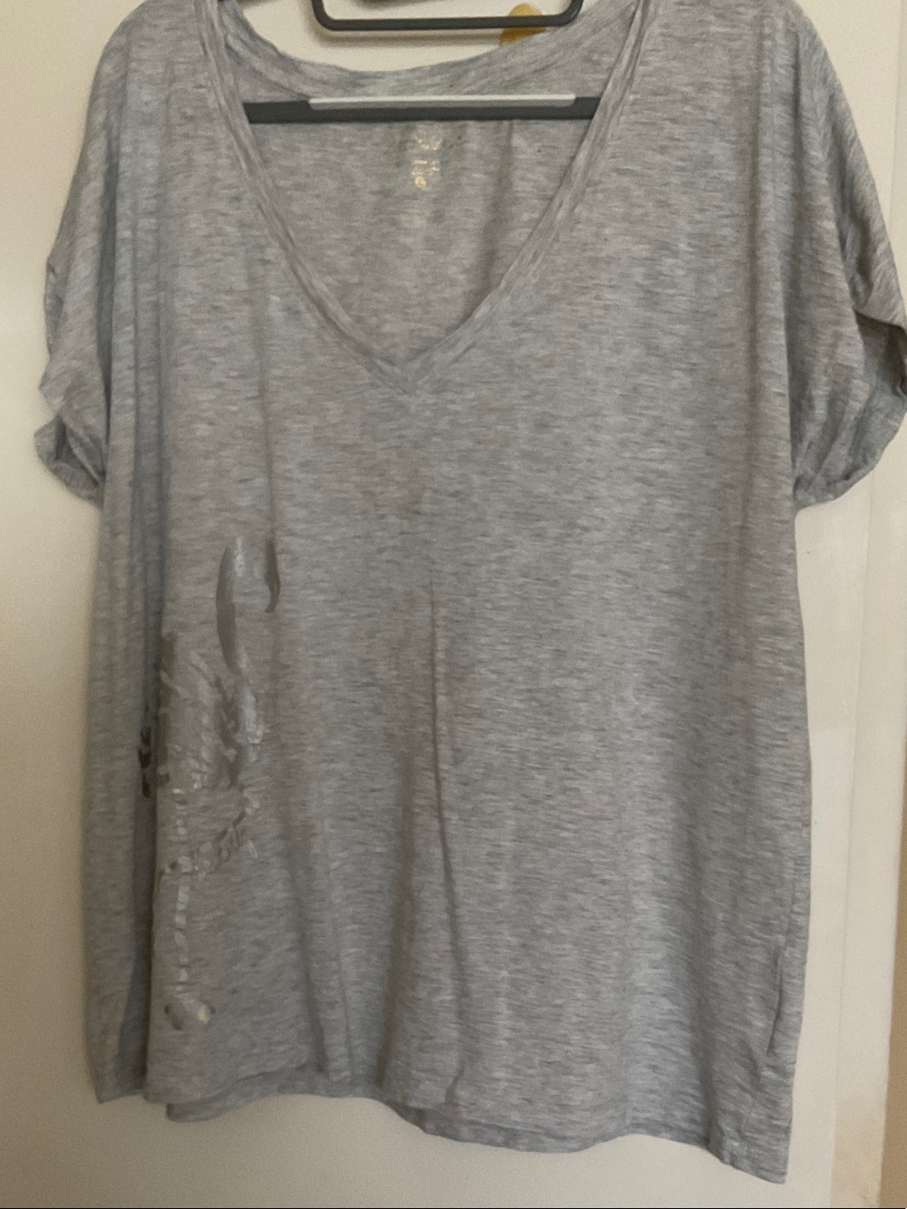 Lilly Pulitzer Light Gray V-Neck Short Sleeve Tee